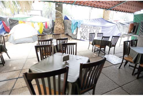 Protestan comerciantes por plantón de la CNTE