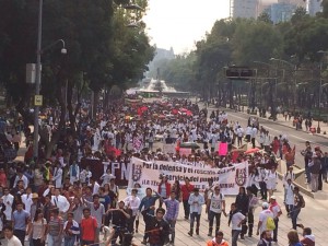 Marchan los politécnicos a su cita con el gobierno federal