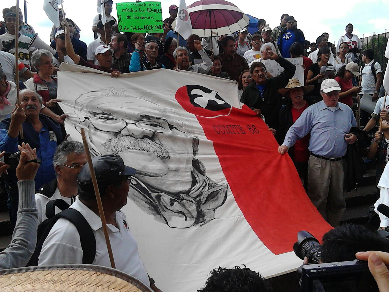 “2 de octubre, no se olvida”; “Raúl vive”