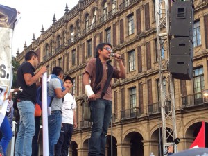 Estudiantes normalistas toman la palabra