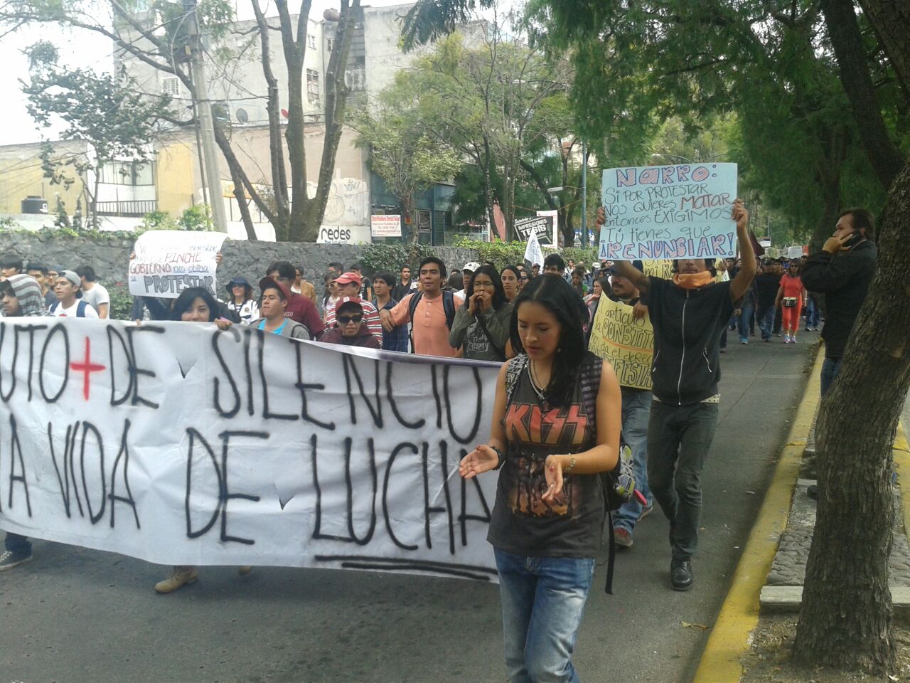 Marchan estudiantes en defensa de la autonomía universitaria