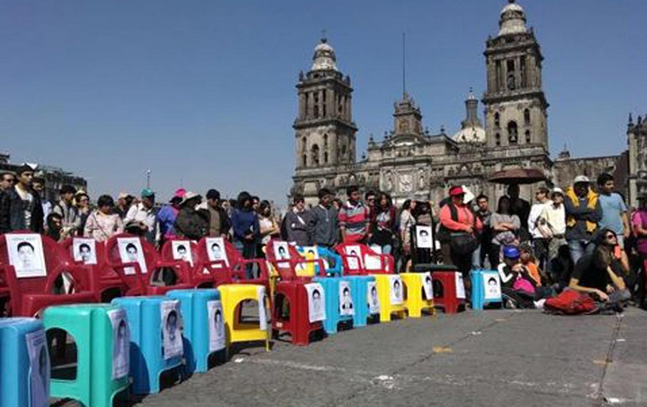 Maestros universitarios recuerdan a Normalistas en el Zócalo