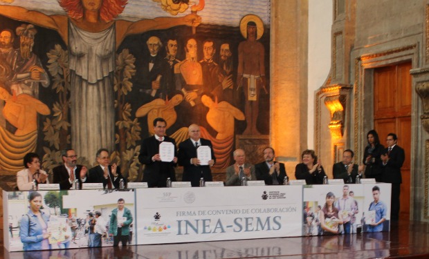 Firman SEP e INEA convenio para abatir el rezago educativo