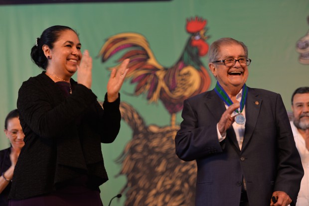 Entrega UV a León Portilla y Eraclio Zepeda, Medalla al Mérito Universitario