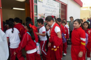 alumnos_entrando_escuela