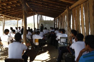 ACAPULCO, GUERRERO, 11MARZO2014.-   Alumnos de la preparatoria popular de la comunidad de Sabanillas, toman clases en un salon inprovisado de palos de madera y piso de tierra debido a que autoridades educativas han abandonado dicho instituto de educación por la carencia de recursos federales, estatales y municipales.Padres de familia a base de coperaciones economicas que sostienen las necesidades basicas. FOTO: BERNANDINO HERNANDEZ /CUARTOSCURO.COM