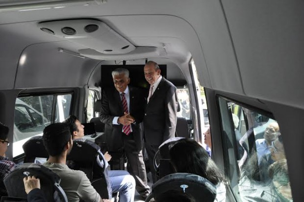 Donan al IPN 5 unidades móviles para brigadas comunitarias