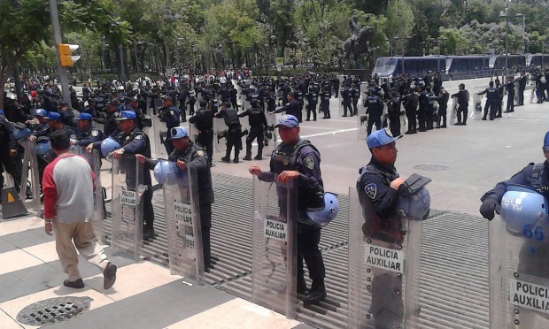 Día del Maestro/Frenan granaderos, en Bellas Artes, la marcha de la CNTE