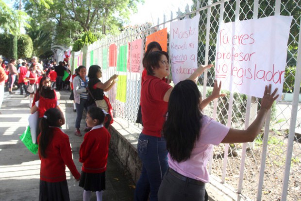 OAXACA, OAXACA, 04SEPTIEMBRE2013.- Alumnos y padres de familia de la escuela primaria España ubicada en la colonia Reforma, se manifestaron para exigir a los profesores regresen a la escuela y den clases, los padres emplazaron a los mentores a regresar a las aulas a más tardar el viernes, de lo contrario serán expulsados. FOTO: ARTURO PÉREZ ALFONSO /CUARTOSCURO.COM