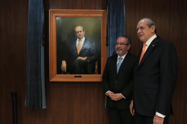 Develan retrato de Fernández Fassnacht como rector de la UAM