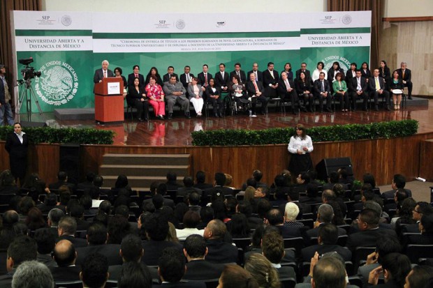 Se gradúan primeros estudiantes de la Universidad Abierta y a Distancia