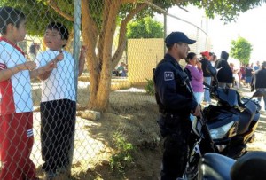 Policias-resguardan-escuelas-Oaxaca_MILIMA20131202_0757_8