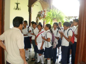 niños-museo-tomando-nota