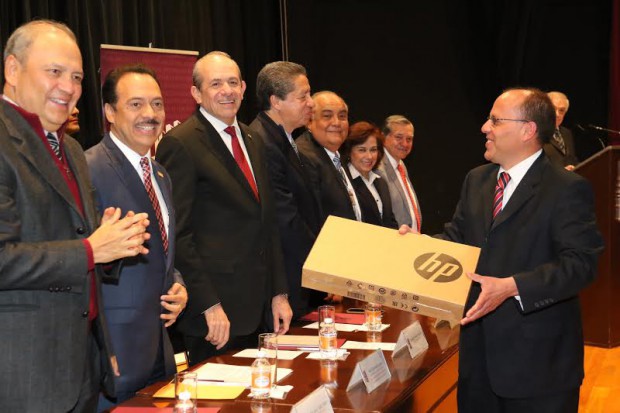 Entrega IPN laptops a profesores