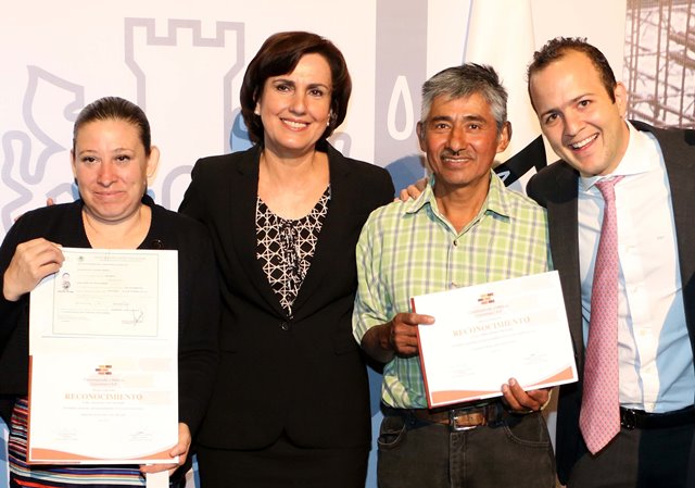 José Shabot en entrega de certificados