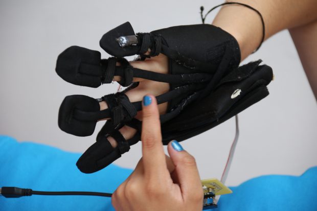 Desarrolla IPN guante que permite comunicarse a personas parapléjicas