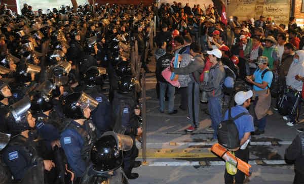 Desaloja PF a CNTE de Bucareli; los instalan en Balderas