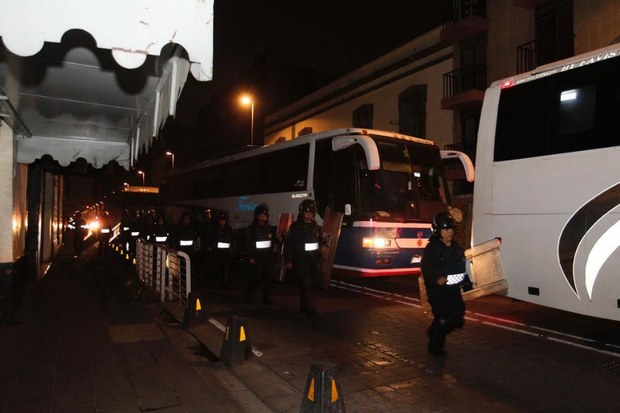 Desalojan a CNTE, otra vez, ahora de la Plaza de Santo Domingo