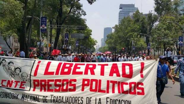 Marcha CNTE a Los Pinos para exigir negociación; diálogo siempre y cuando acepten reforma educativa: Presidencia