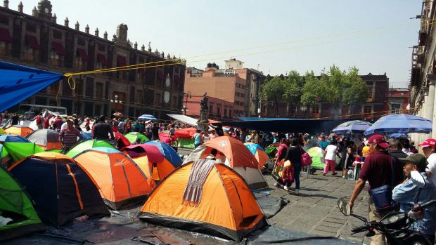 Desalojan a CNTE de Segob, se plantan afuera de la SEP