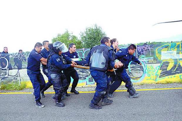 En Oaxaca, 6 muertos, 100 heridos y 21 detenidos por enfrentamiento entre CNTE y policía