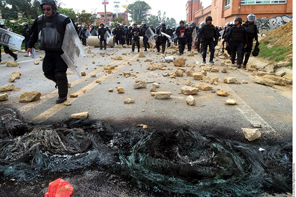 En Oaxaca, 6 muertos, 100 heridos y 21 detenidos por enfrentamiento entre CNTE y policía