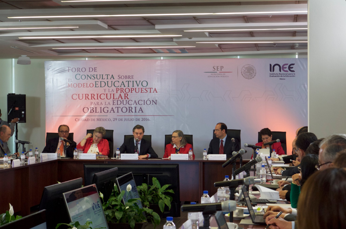Se reúnen SEP e INEE para comentar nuevo modelo educativo