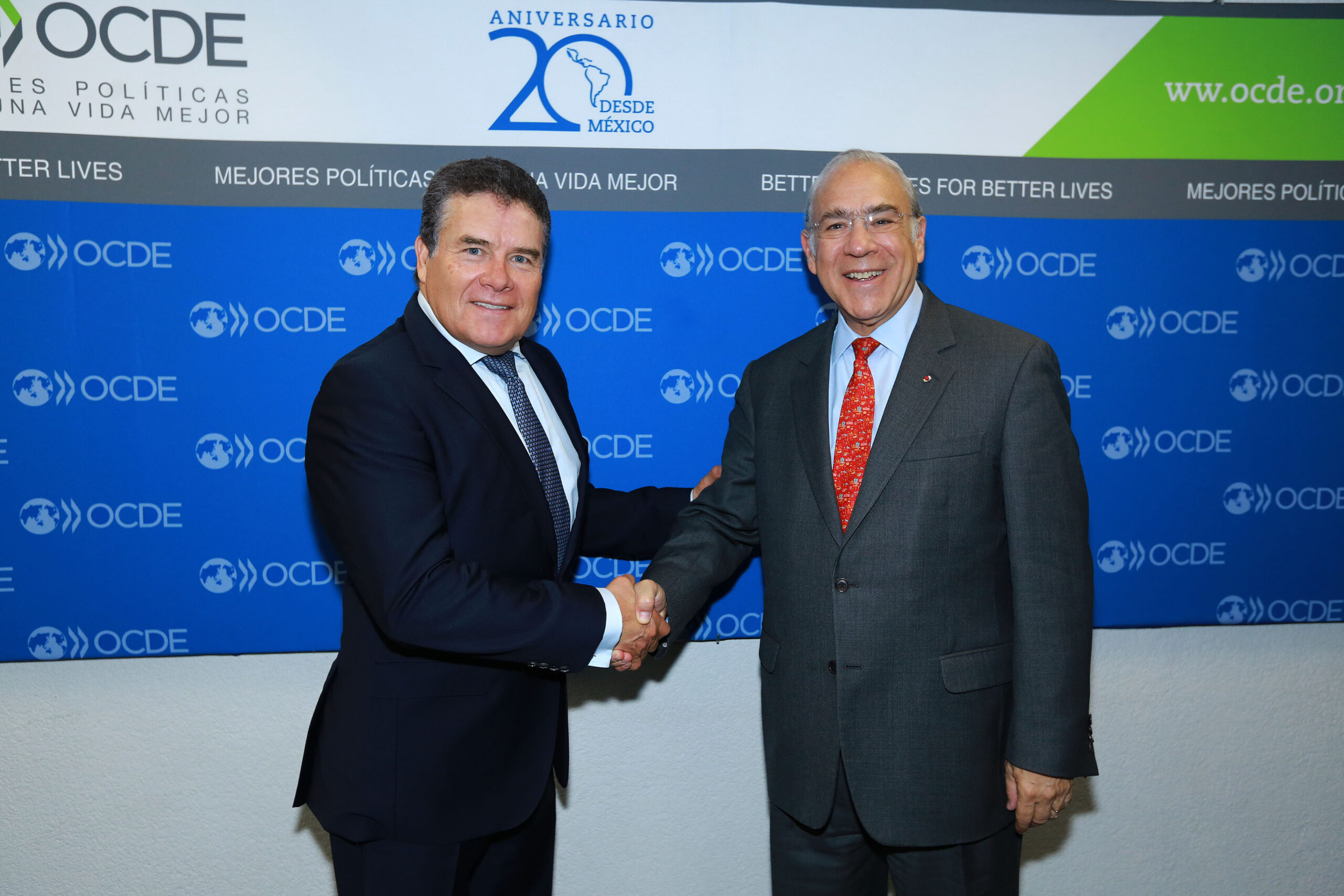 Acuerdan SNTE y OCDE estrategias para “convencer” a magisterio de “bondades de las evaluaciones”