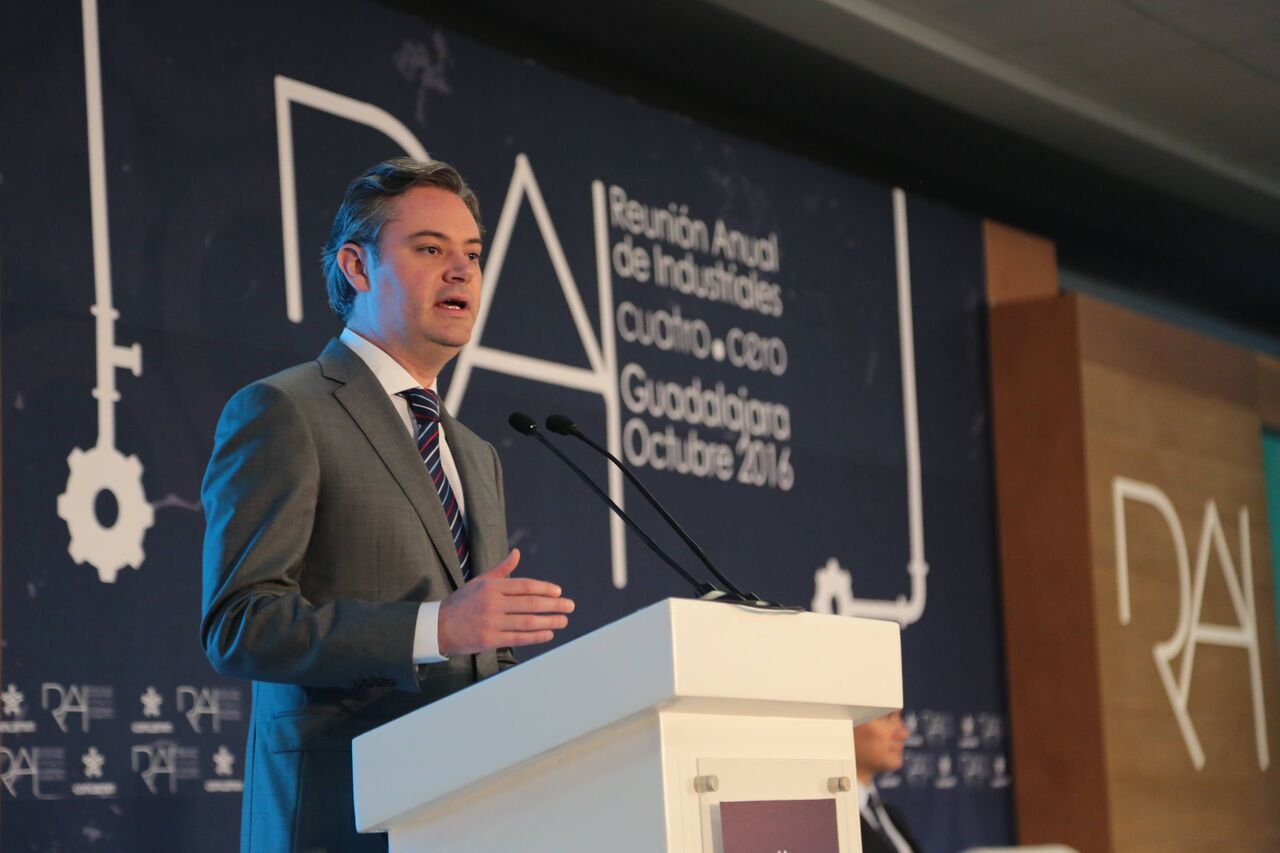 Clases en la calle y niños defendiendo a maestros despedidos, sólo un show mediático: Aurelio Nuño