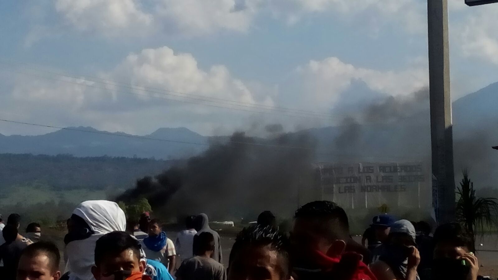 Ataque policiaco a normalistas de Tiripetío deja dos heridos de bala