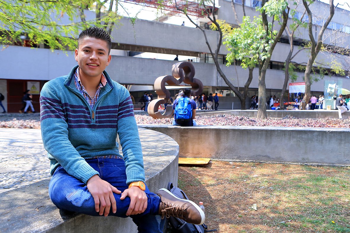 Reconoce Banxico a estudiante destacado de la UAM