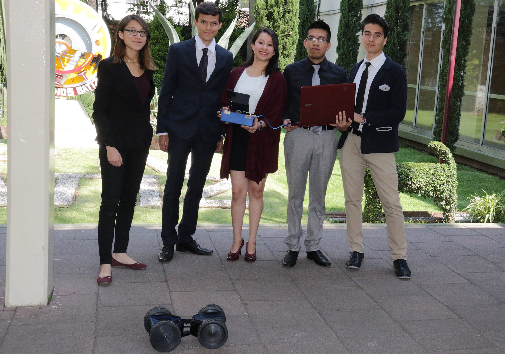 Crean estudiantes robot de búsqueda de seres vivos en desastres naturales