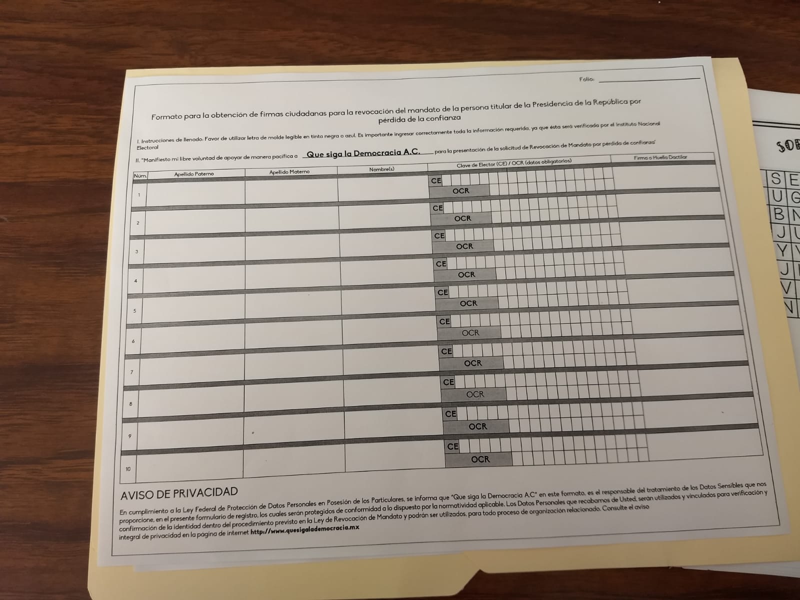 SNTE presiona a docentes para que firmen y promuevan la consulta para la Revocación de mandato
