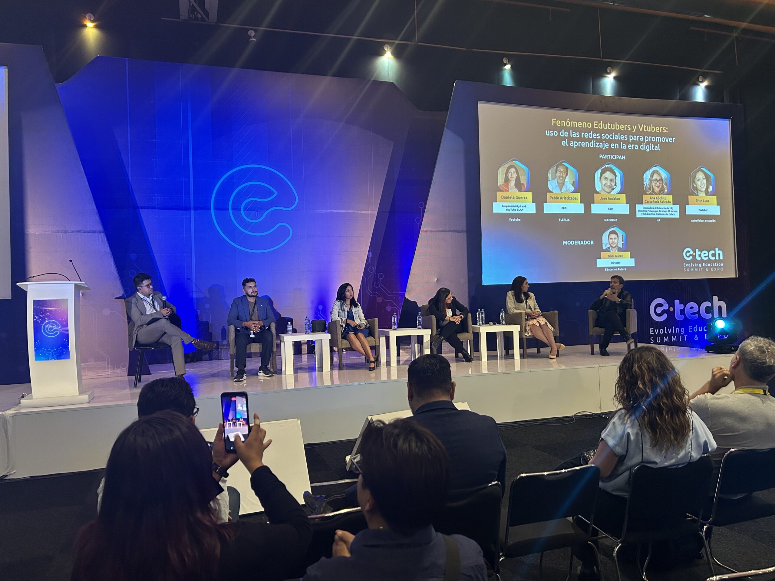 Piden expertos integrar estrategias de docentes en redes sociales